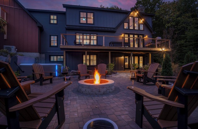 Sunday River, sleeps 14, gym, chefs' kitchen, hot tub, game room, firepit, AC