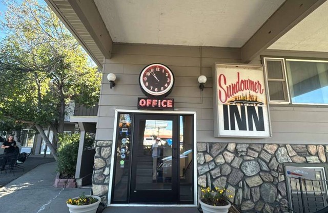 Sundowner Inn by Capital O Forsyth I 94