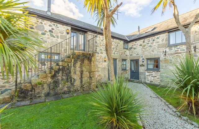 Sunflower Cottage - Gonwin Manor