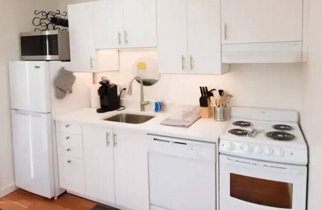 Sunflower Cottage in Charming Cherry Hill Neighborhood- 5 Minutes from Downtown
