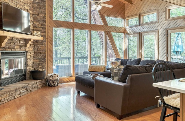 Sunflower Valley Chalet by Sarah Bernard, Private Wooded 3 bedroom Getaway with Fire Pit