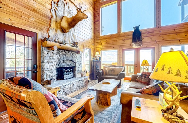 Sunlit cabin with private hot tub, fireplace & stunning mountain views