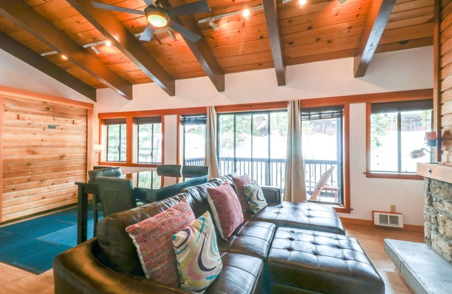 Sunlit condo near Palisades Tahoe