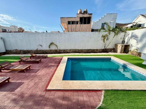 Sunlit Hideaway plus Pool for 5