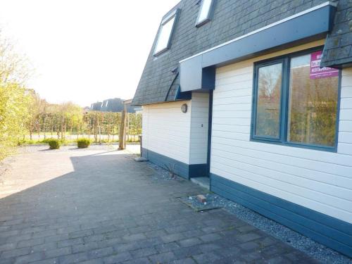 Sunlit Holiday Home by the Sea