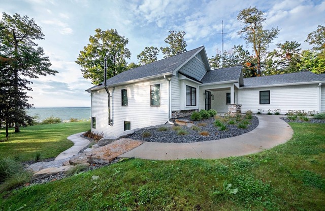 Sunnier Daze : Autumn Colors & Cozy Comfort – Fall on Lake Michigan!