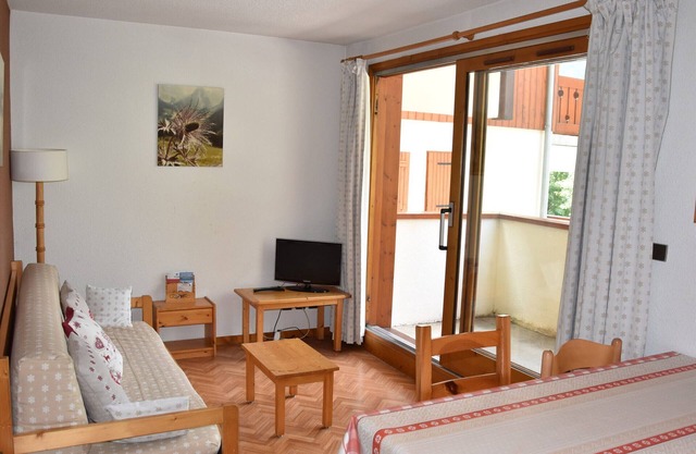 Sunny 2-Bedroom Apt with Large Balcony, Near Shops & Cable Car