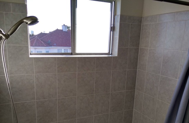 Sunny 2 bedroom in Convenient, Walkable Bushrod Neighborhood