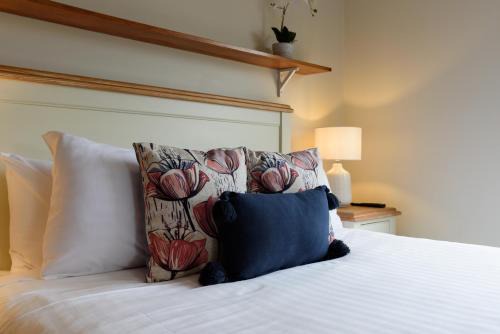 Sunny Ambleside Escape & Home Office