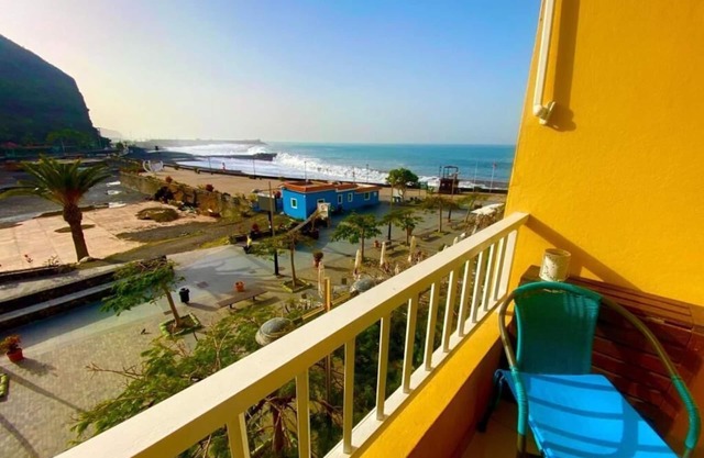 Sunny apartment directly on the Atlantic, the beach is right outside the door!