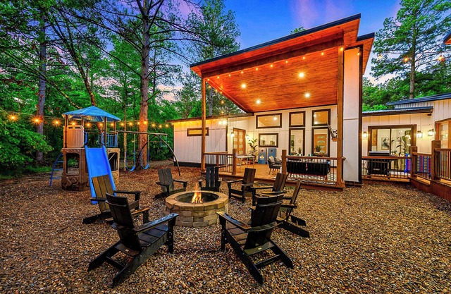 Sunny Cabin! Games, Hot Tub, Playset, Ping Pong