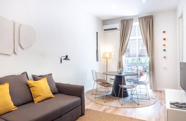 Sunny central apartment with a 100m2 city oasis