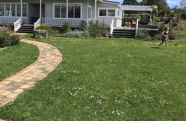 Sunny country villa 5 minutes to Muriwai Beach