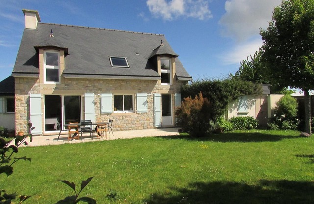 Sunny family home, 900m. from beach, equipped garden with a shower, WIFI HD, TV