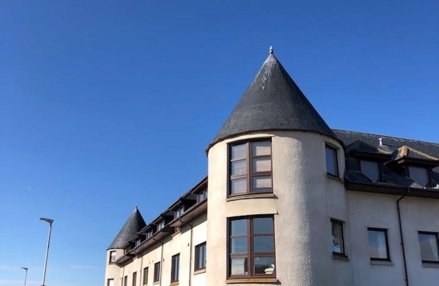 Sunny first floor flat, four minutes from the beach!