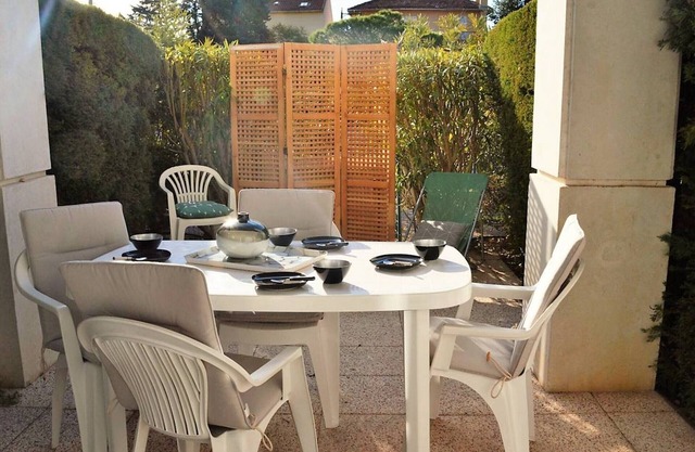 Sunny Garden-Level Studio, Steps from Cavalière Beach