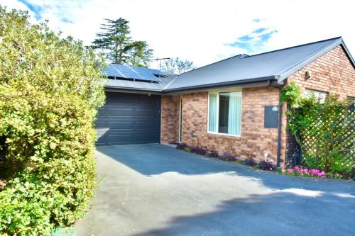 Sunny Garden Retreat - 3-BR Home near Mall, City & Airport