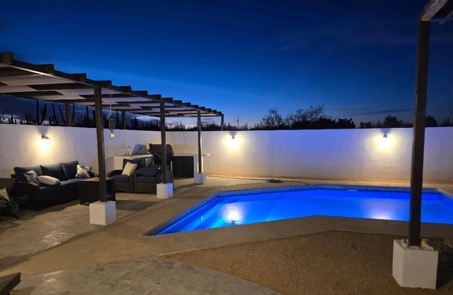 Sunny getaway with pool in El Centenario, 10-15 min to La Paz. 5 min from ocean