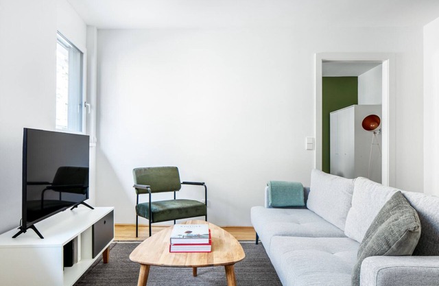 Sunny Hernals 1BR w/Elevator near AKH and Metro line U6, by Blueground