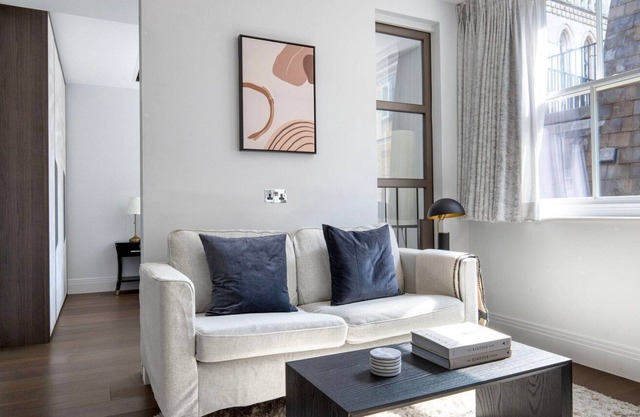 Sunny Holborn 1BR, nr Temple Station & the Strand, by Blueground