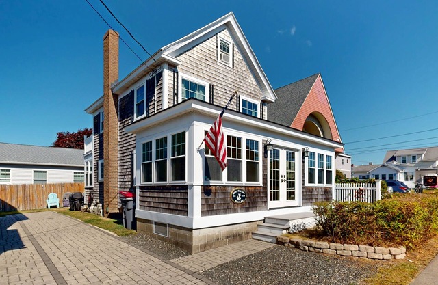 Sunny home near the sand with bikes, grill, firepit, & balcony- dog-friendly