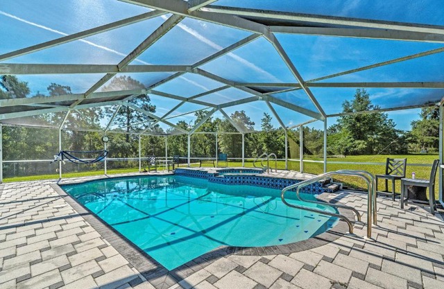 Sunny Homosassa Escape with Shared Pool and Yard