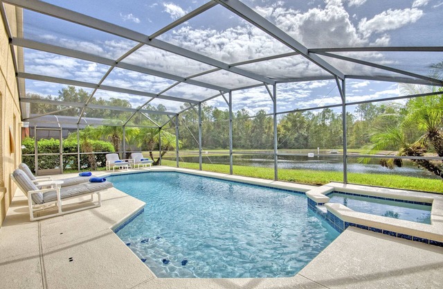 Sunny lake view villa -south facing pool -4 Beds, 2 en-suites near major parks