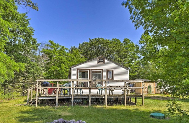 Sunny Lakefront Retreat: Boat, Fish & Hike!