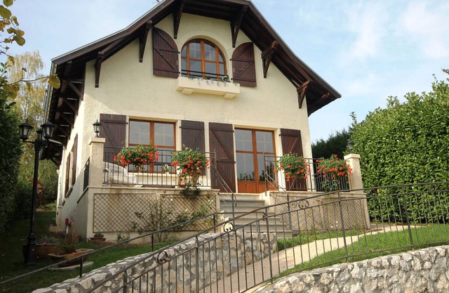 Sunny Maison Bourgeoise with tranquil garden, 15 mins from old Annecy & the lake
