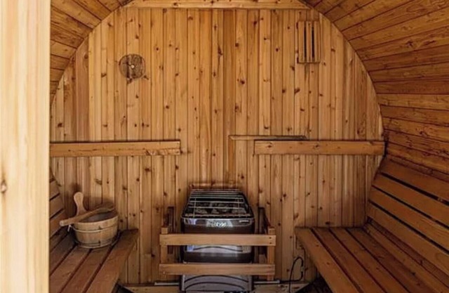 Sunny mid-century with sauna