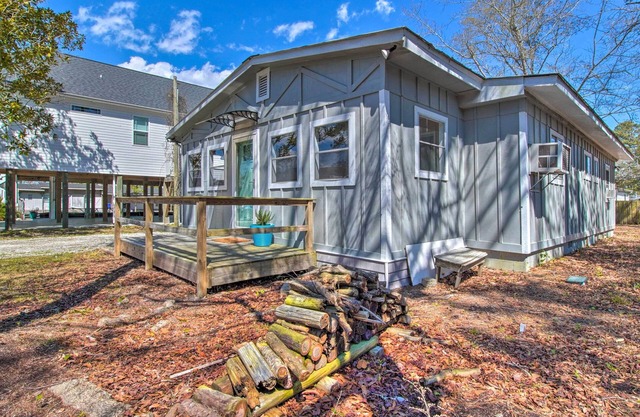 Sunny Oak Island Retreat - 3 Blocks to Beach!