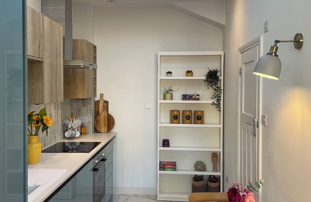 Sunny pet friendly studio with great transport links to Bristol and Bath.