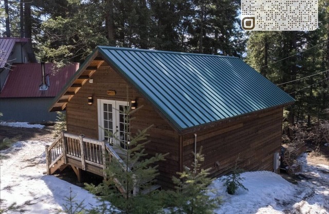 Sunny Pines · Cozy + Pet Friendly Cabin Retreat!