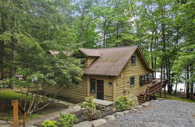 Sunny Point Lake Wallenpaupack Lakefront with private dock - 4 bedroom sleeps 9