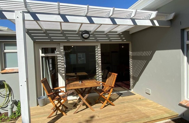 Sunny private one bedroom cottage with cozy fireplace,10km from CBD & waterfront