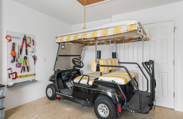 Sunny Retreat: 3BR/2BA Courtyard Villa - Golf Cart Included!