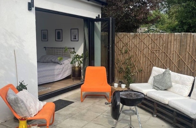 Sunny south facing, cute garden studio with own private patio, South London