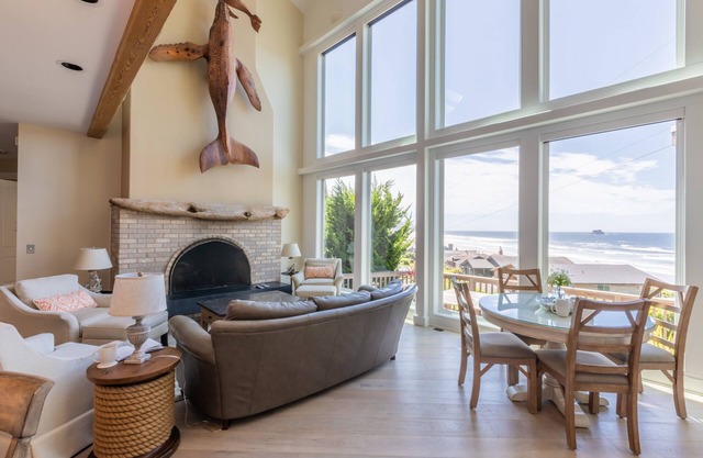 Sunny, Spacious 3500 sq ft Beach House w/Ocean Views, Gourmet Kitchen, Local Art
