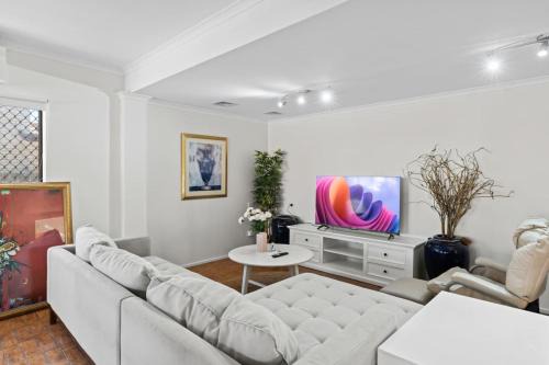 Sunny Stay 4BR with Pool in Prime Location