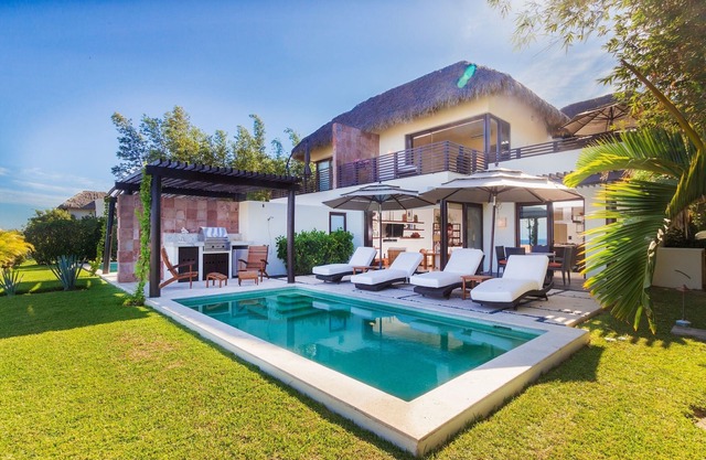 Sunny Vacation Villa 10
