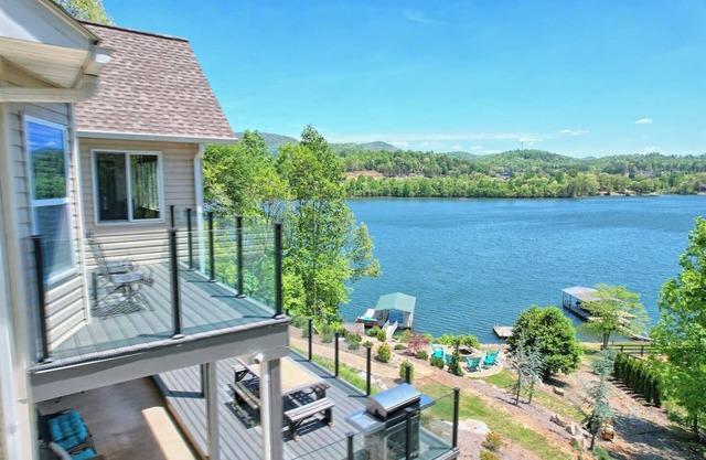 Sunnyside Shores - By Chatuge Home Concierge private dock, covered boat slip, deep water year round, hot tub, firepit, grill , lakefront
