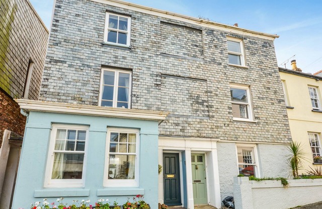 Sunnyside - sleeps 6 guests in 3 bedrooms