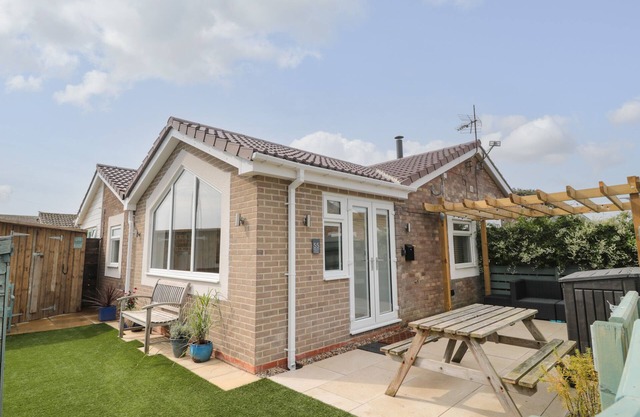 SUNRISE COTTAGE, pet friendly, country holiday cottage in Beadnell