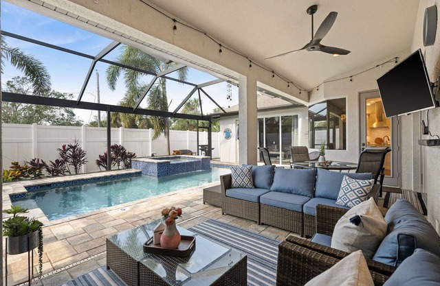 Sunrise Deluxe-Heated Pool & Spa Villa-Great Amenities- 6 Min to Beach