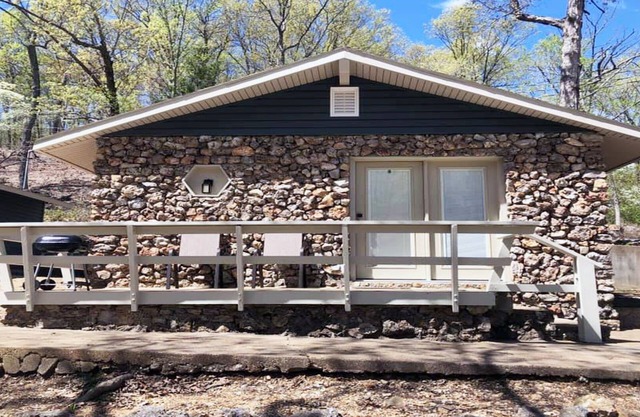 Sunrise Shores Cabin #2 Lake Front with a POOL!
