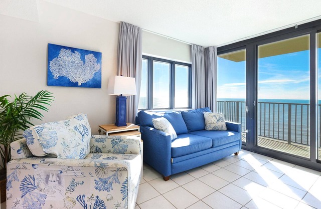 SUNRISE VIEW! BEACH FRONT! Full Kitchen - Bunks - FREE Wifi - Phoenix Hotels!