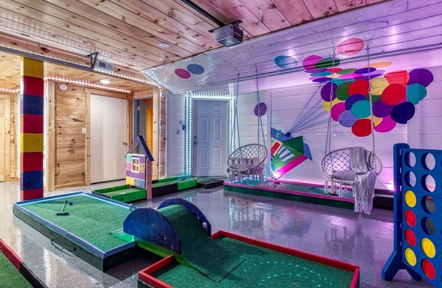 SUNRISE VIEWS-5 Bedrooms: Private:Mini golf -HOT TUB, Arcade-Theater Room, ✔️Pets
