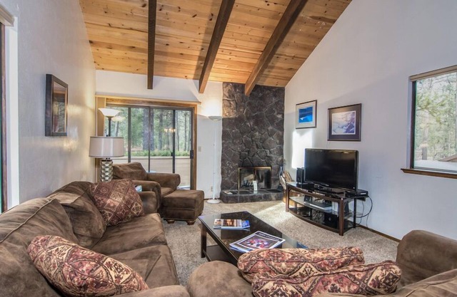 Sunriver Retreat with A/C, BBQ Grill & Near Spa
