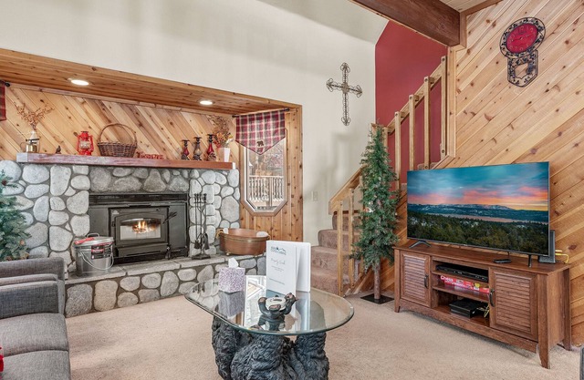 Sunset Chalet - Cozy And Spacious Cabin Nestled Among Tall Pines With Hot Tub! 3 Bedroom Chalet