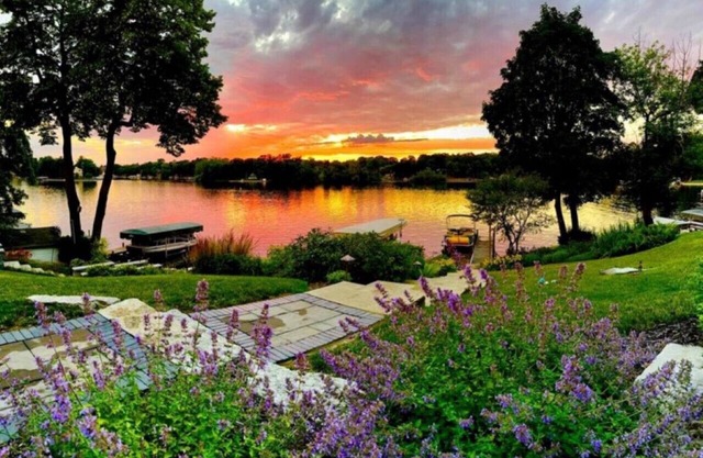 Sunset Cove Lake Home: Spacious 4BR/4 BA & Hot Tub